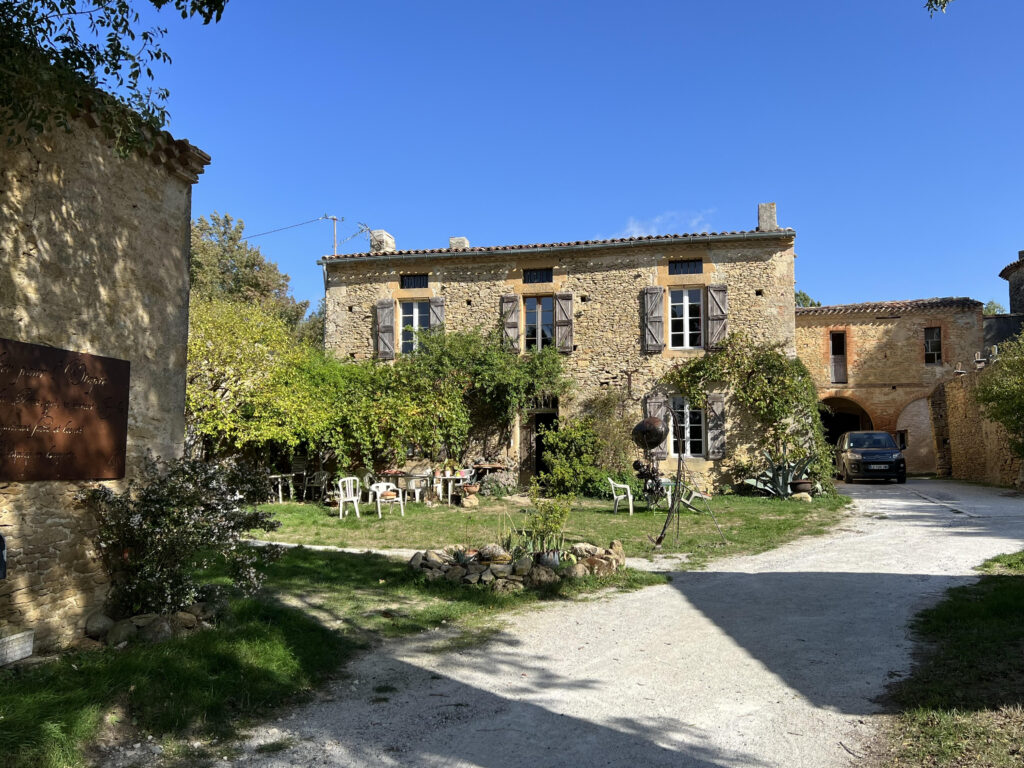 Actis, attore economico dell’Occitanie, sostiene l’Associazione « Un lieu pour l’utopie » contribuendo a isolare la copertura di uno dei suoi edifici